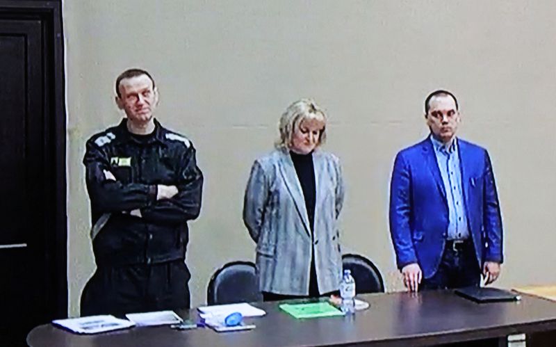&copy; Reuters. FOTO DE ARCHIVO: El líder opositor ruso Alexei Navalny, acusado de fraude y desacato al tribunal, sus abogados Olga Mikhailova y Vadim Kobzev son vistos en una pantalla a través de un enlace de video durante una audiencia judicial en la colonia penal co