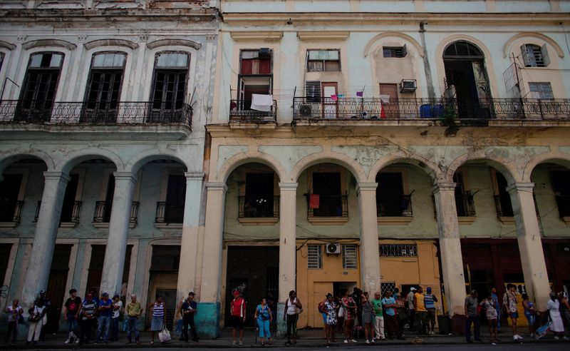 © Reuters. FILE PHOTO: People wait for public transportation in Havana, Cuba, October 2, 2019. Picture taken on October 2, 2019. REUTERS/Alexandre Meneghini/File Photo