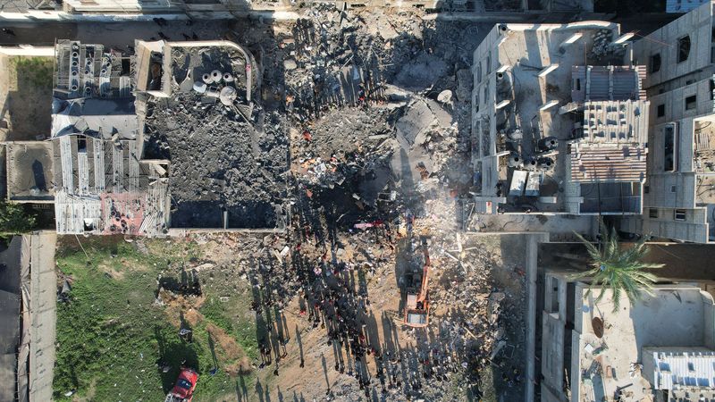 &copy; Reuters. Palestinos reúnem-se perto de casas destruídas por bombardeio israelense na Faixa de Gaza, na cidade de Rafah, ao sul da Faixa
19/12/2023
Shadi Al-Tatabibi/REUTERS 