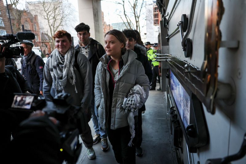 &copy; Reuters. الناشطة في مجال المناخ جريتا تونبرج خارج محكمة وستمنستر بعد تبرأتها من تهمة الإضرار بالنظام العام في لندن يوم الجمعة. تصوير: إيزابيل إنفانت