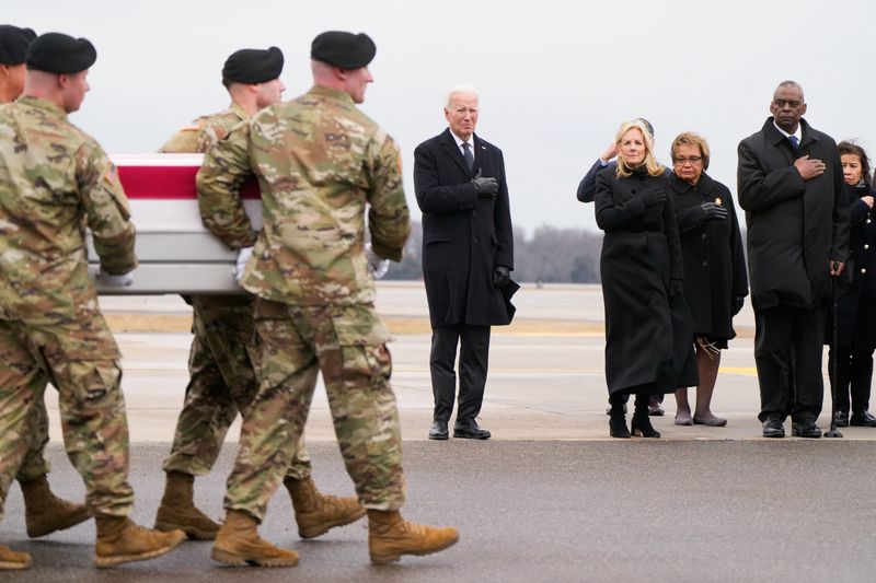 © Reuters. U.S. President Joe Biden, first lady Jill Biden, Secretary of Defense Lloyd J. Austin III attend the dignified transfer of the remains of Army Reserve Sergeants William Rivers, Kennedy Sanders and Breonna Moffett, three U.S. service members who were killed in Jordan during a drone attack carried out by Iran-backed militants, at Dover Air Force Base in Dover, Delaware, U.S., February 2, 2024. REUTERS/Joshua Roberts