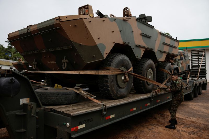 &copy; Reuters. El ejército de Brasil traslada vehículos blindados de Manaos a Boa Vista para reforzar la frontera con Venezuela y Guyana debido a las tensiones por las reclamaciones venezolanas sobre la región de Esequibo, en Manaos, Brasil. 2 de febrero de 2024. REU