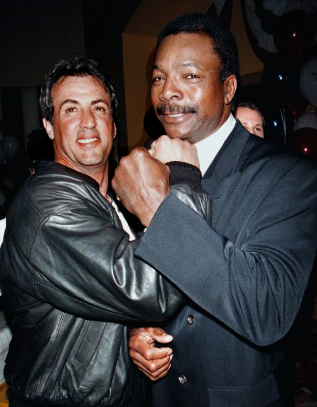 &copy; Reuters. FOTO DE  ARCHIVO-Silvester Stallone y Carl Weathers asisten a una fiesta en el All Star Cafe de Nueva York con motivo del 20 aniversario de la película "Rocky". vm/HO- REUTERS