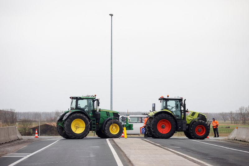&copy; Reuters. Des agriculteurs belges utilisent leurs tracteurs pour bloquer Achterhaven, une partie du port de Zeebruge, en Belgique. /Photo prise le 30 janvier 2024/ REUTERS/Johanna Geron