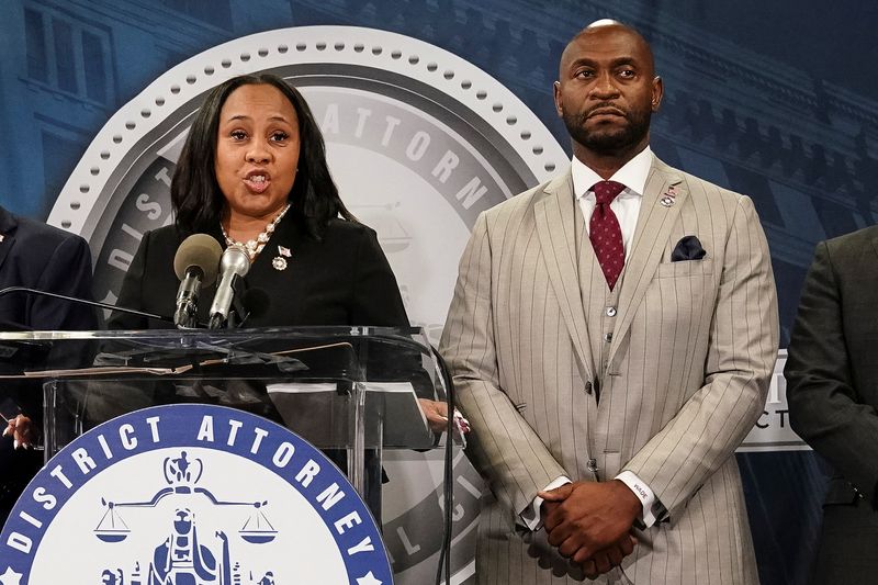 © Reuters. Fulton County District Attorney Fani Willis speaks at a press conference next to prosecutor Nathan Wade after a grand jury brought back indictments against former president Donald Trump and his allies in their attempt to overturn the state's 2020 election results, in Atlanta, Georgia, August 14, 2023. REUTERS/Elijah Nouvelage