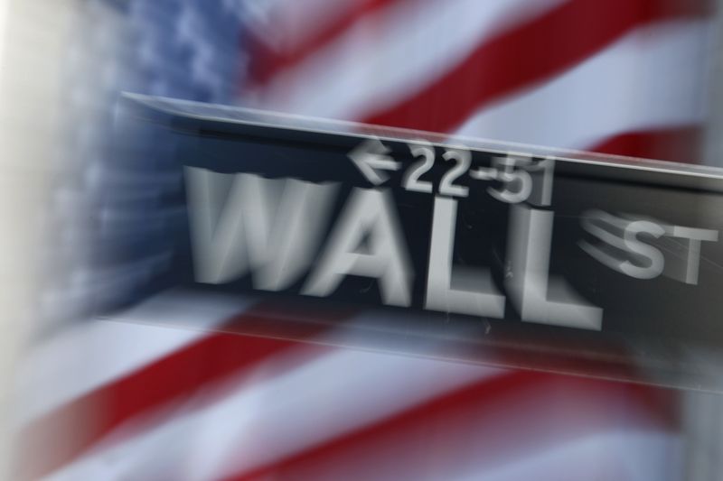 &copy; Reuters. Panneau de signalisation sur Wall Street, à l'extérieur de la Bourse de New York. /Photo prise le 18 septembre 2007/REUTERS/Brendan McDermid