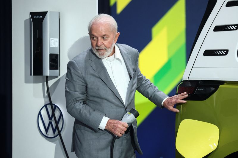 © Reuters. Brazil's President Luiz Inacio Lula da Silva charges an electric car as he visits the Volkswagen factory in Sao Bernardo do Campo, Brazil, February 2, 2024. REUTERS/Carla Carniel