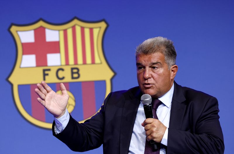 &copy; Reuters. جوان لابورتا رئيس نادي برشلونة يتحدث خلال مؤتمر صحفي بمقر النادي الكامب نو في إسبانيا يوم 17 أبريل نيسان 2023. تصوير: ألبرت خيا - رويترز.