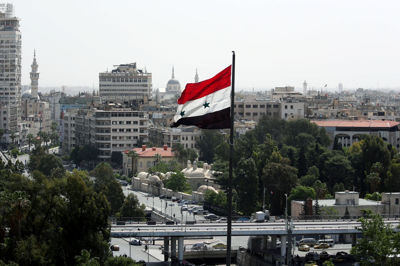 © Reuters. العلم السوري يرفرف بدمشق في صورة من أرشيف رويترز.