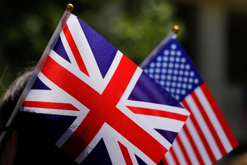 © Reuters. العلمان البريطاني والأمريكي في صورة من أرشيف رويترز.