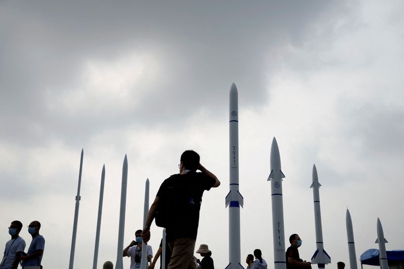 &copy; Reuters. أشخاص يسيرون بجوار مجموعة من الصواريخ بمعرض الصين الدولي للطيران والفضاء في صورة من أرشيف رويترز.