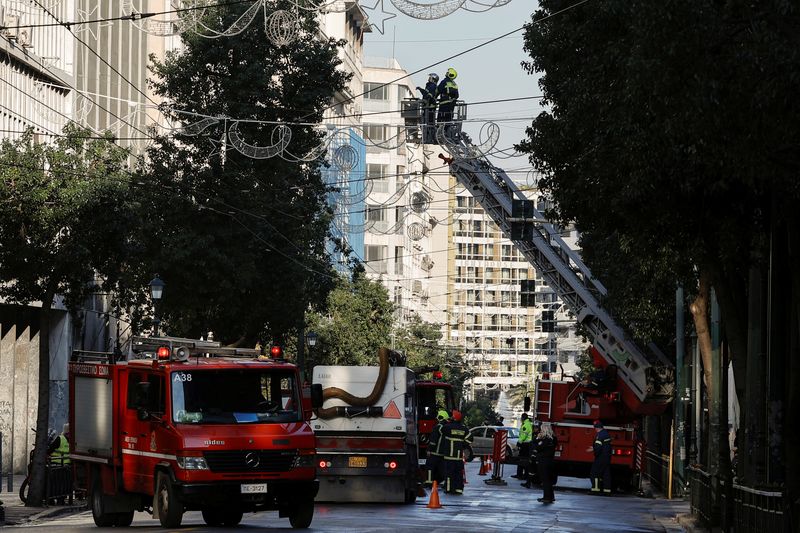 © Reuters. سيارات إطفاء في موقع انفجار قنبلة أمام وزارة العمل بوسط أثينا يوم السبت. تصوير: لويزا جوليماكي - رويترز.