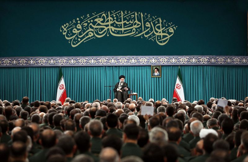&copy; Reuters. الزعيم الأعلى الإيراني آية الله علي خامنئي خلال اجتماع مع قادة وأعضاء بالحرس الثوري الإيراني في طهران يوم 17 أغسطس آب 2023. صورة لرويترز من وكا