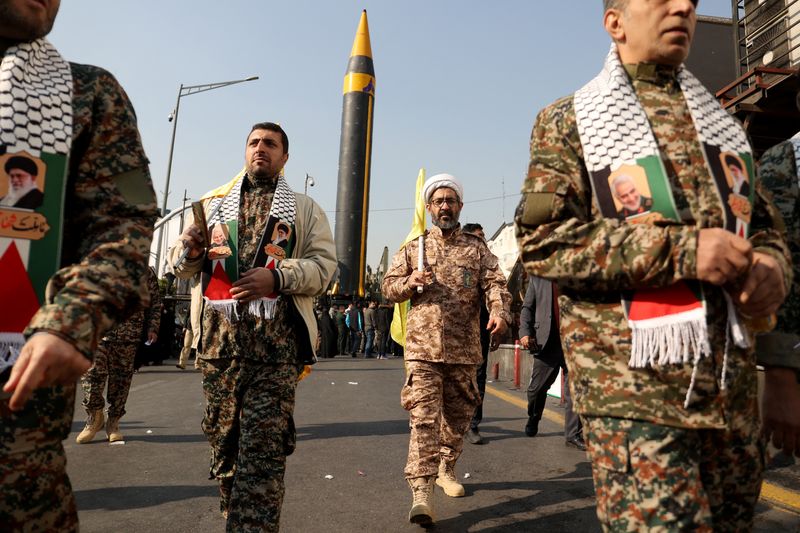 &copy; Reuters. أفراد من قوات البسيج المسلحة خلال حشد لدعم فلسطين في طهران يوم 24 نوفمبر تشرين الثاني 2023. صورة لرويترز من وكالة وانا للأنباء.