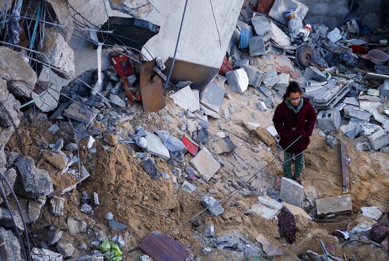 &copy; Reuters. Palestinos inspeccionan el lugar de un ataque israelí en medio del actual conflicto entre Israel y el grupo islamista palestino Hamás, en Rafah, en el sur de la Franja de Gaza. 3 de febrero de 2024. REUTERS/Ibraheem Abu Mustafa