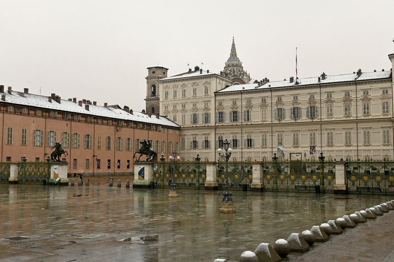 &copy; Reuters. FILE PHOTO: Palazzo Reale is pictured in Piazza Castello during a snowfall in Turin, Italy, December 4, 2020. REUTERS/Giuliano Berti/File Photo