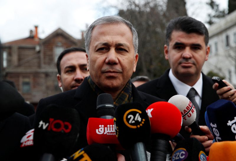 &copy; Reuters. وزير الداخلية التركي علي يرلي قايا يتحدث إلى وسائل الإعلام في إسطنبول بتركيا يوم 28 يناير كانون الثاني 2024. تصوير: ديلارا شنكايا - رويترز.