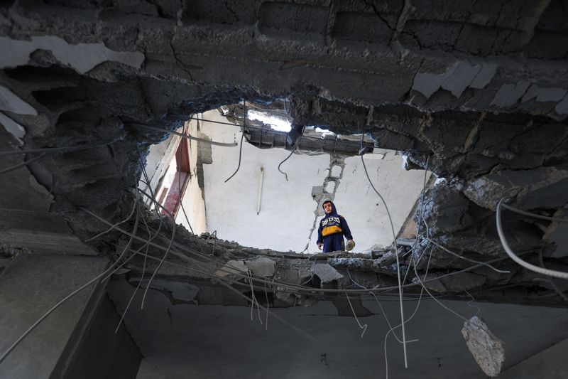 © Reuters. A Palestinian child looks on inside a damaged building at the site of an Israeli strike amid the ongoing conflict between Israel and Palestinian Islamist group Hamas, in Rafah in the southern Gaza Strip February 3, 2024. REUTERS/Ibraheem Abu Mustafa