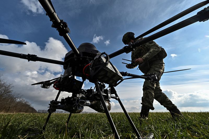 &copy; Reuters. Un militaire ukrainien vérifie une connexion avec un drone Vampire avant de voler près d'une ligne de front, dans la région de Zaporijjia, en Ukraine. /Photo prise le 2 février 2024/REUTERS/Stringer 
