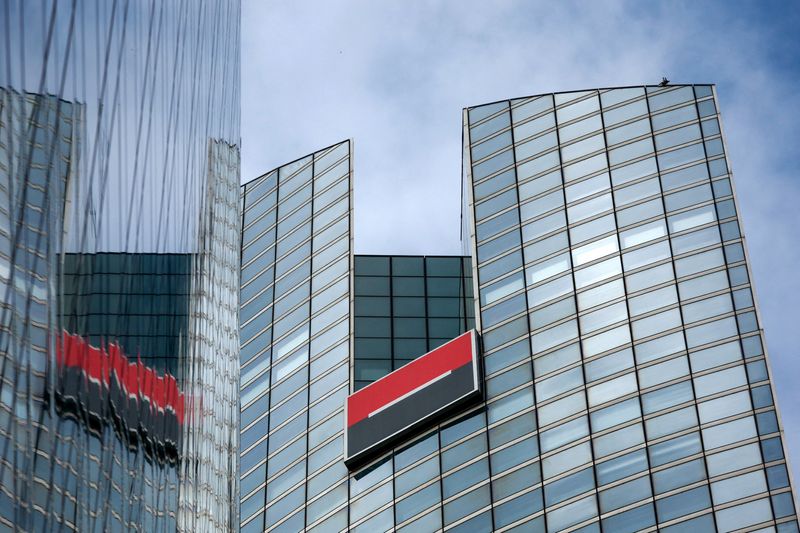 &copy; Reuters. Le logo de la banque française Société Générale dans le quartier financier et d'affaires de La Défense près de Paris, en France. /Photo prise le 14 septembre 2023/REUTERS/Gonzalo Fuentes