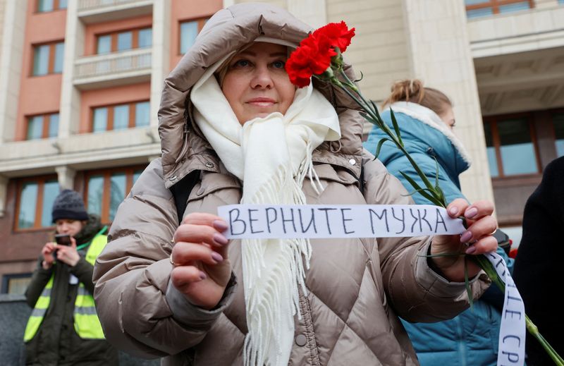 &copy; Reuters. زوجة أحد الجنود الذين انضموا إلى القوات الروسية المشاركة في حملة عسكرية في أوكرانيا خلال مسيرة للاحتجاج على حشد الرجال الروس للقتال في أوكر
