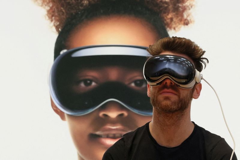 &copy; Reuters. FOTO DE ARCHIVO: Un cliente utiliza los cascos Vision Pro de Apple en la tienda Apple Fifth Avenue de Manhattan en Nueva York, Estados Unidos. 2 de febrero de 2024. REUTERS/Brendan McDermid