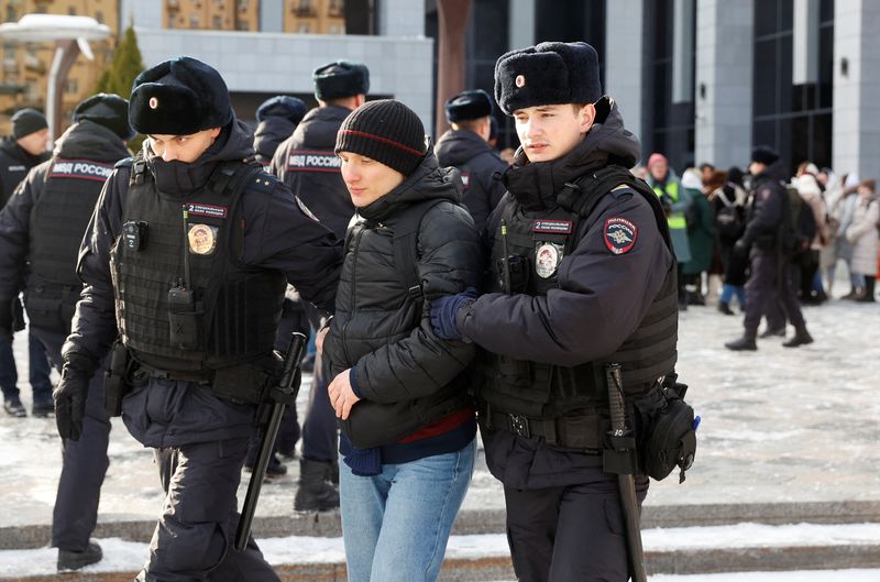 © Reuters. Police officers detain a person during a gathering of the 