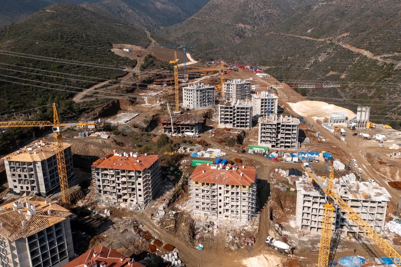 © Reuters. An aerial view shows new residential buildings being constructed for people left homeless after last year's devastating earthquake in Hatay province, Turkey, February 2, 2024. REUTERS/Umit Bektas