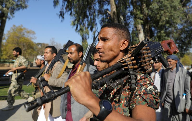 &copy; Reuters. FOTO DE ARCHIVO-Nuevos reclutas Houthi participan en un desfile para mostrar su apoyo a los palestinos en la Franja de Gaza, en Sanaa, Yemen. 1 de febrero de 2024. REUTERS/Khaled Abdullah