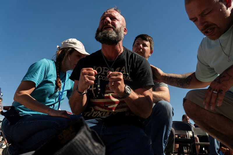 © Reuters. Participants of 'Take Back Our Border' trucker convoy rally against migrants crossing from Mexico, pray during the event in Quemado, Texas, U.S., February 3, 2024.  REUTERS/Go Nakamura