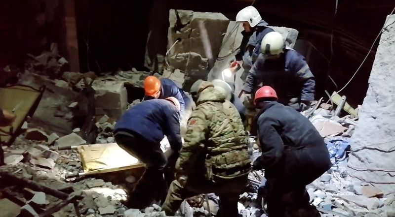 © Reuters. Emergency responders retrieve bodies from the rubble of a devastated building following a Ukrainian attack on the city of Lysychansk, in the occupied eastern Ukrainian region of Luhansk, in this picture obtained from social media on February 3, 2024. Russian Emergencies Ministry/via REUTERS