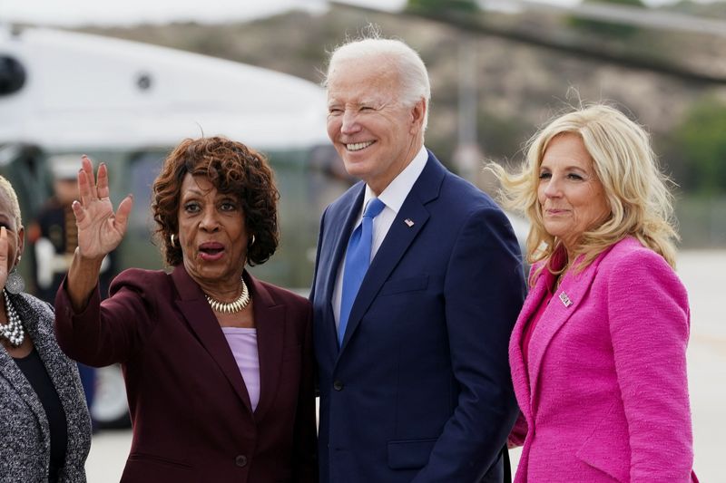 © Reuters. U.S. Rep. Maxine Waters (D-CA) waves next to U.S. President Joe Biden and first lady Jill Biden as the presidential couple arrives in Los Angeles, California, U.S. February 3, 2024. REUTERS/Kevin Lamarque