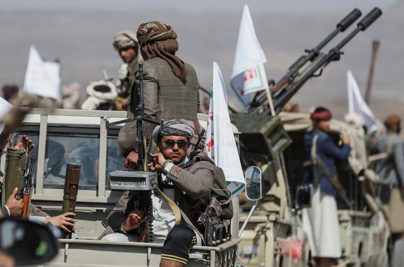 &copy; Reuters. Les membres des tribus Houthis se rassemblent après les frappes aériennes américaines et britanniques sur les positions houthies près de Sanaa. /Photo prise le 4 février 2024/REUTERS/Khaled Abdullah