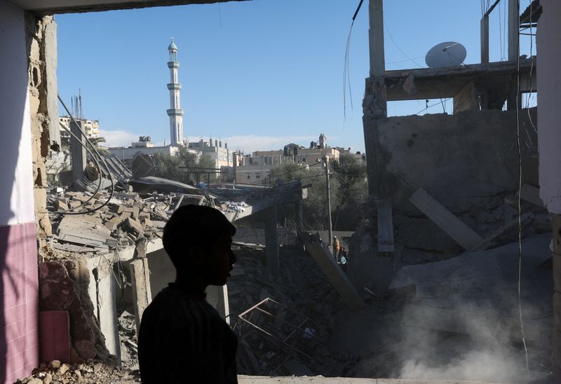 &copy; Reuters. Un niño palestino en el lugar de un ataque israelí contra un edificio residencial, en Rafah, en el sur de la Franja de Gaza. 4 de febrero de 2024. REUTERS/Ibraheem Abu Mustafa 