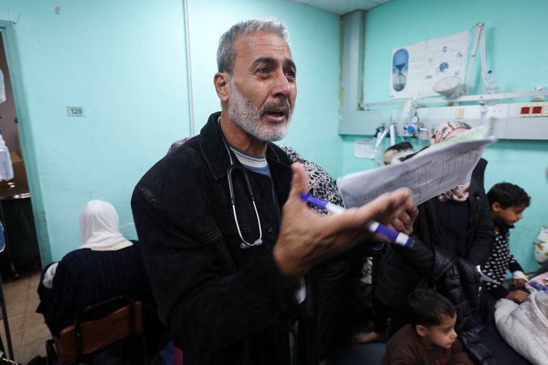 &copy; Reuters. El médico palestino Said Abdulrahman Marouf, detenido por Israel durante 45 días y liberado el jueves 1 de febrero, habla mientras examina a pacientes en el hospital Abu Yousef Al-Najjar de Rafah, en el sur de la Franja de Gaza. 2 de febrero de 2024. RE