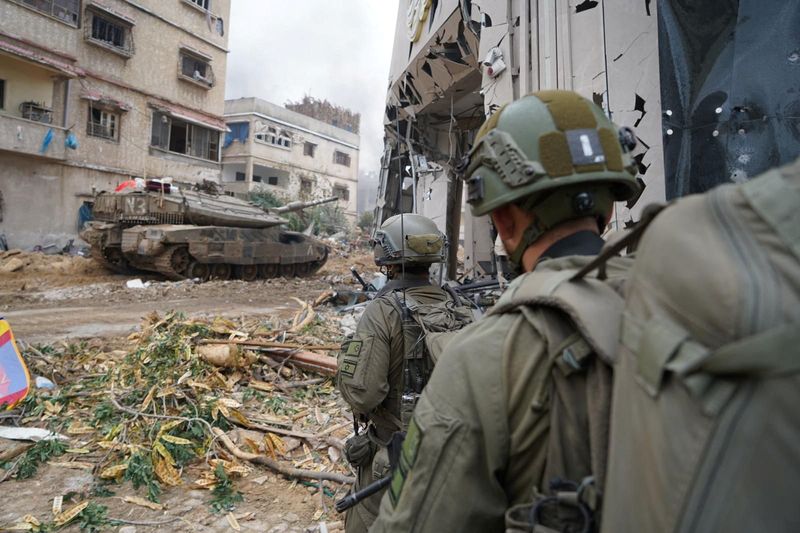 &copy; Reuters. جنود إسرائيليون خلال عملية عسكرية بقطاع غزة يوم الأحد. صورة لرويترز من الجيش الإسرائيلي.