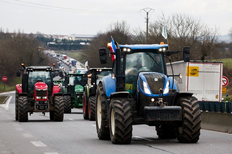 &copy; Reuters. Des agriculteurs français sur leurs tracteurs près de l'aéroport Roissy Charles-de-Gaulle, alors qu'ils protestent contre la pression sur les prix, les taxes et les réglementations environnementales, à Fosses (Val-d'Oise). /Photo prise le 31 janvier 