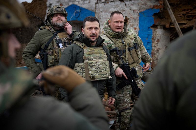 &copy; Reuters. Le président ukrainien Volodimir Zelensky visite la ligne de front dans la région de Zaporijjia, en Ukraine. /Photo prise le 4 février 2024/REUTERS/Service de presse de la présidence ukrainienne