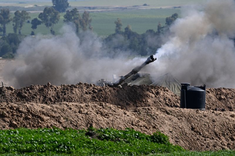 &copy; Reuters. Une unité d'artillerie tire en direction de Gaza, dans le cadre du conflit entre Israël et le groupe palestinien Hamas, en Israël. /Photo prise le 4 février 2024/REUTERS/Dylan Martinez 
