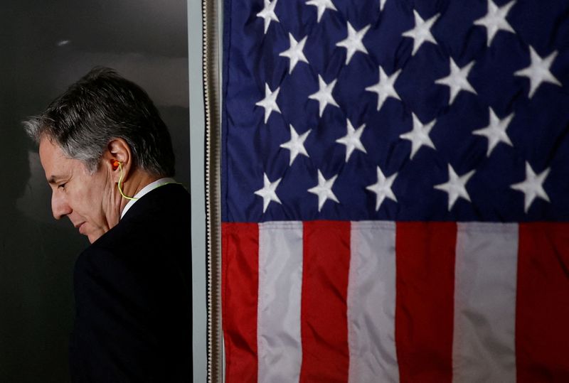 &copy; Reuters. FOTO DE ARCHIVO-El secretario de Estado de Estados Unidos, Antony Blinken, camina junto a una bandera estadounidense mientras sube a un avión, durante su viaje de una semana destinado a calmar las tensiones en Oriente Medio, en Tel Aviv, Israel. 10 de en