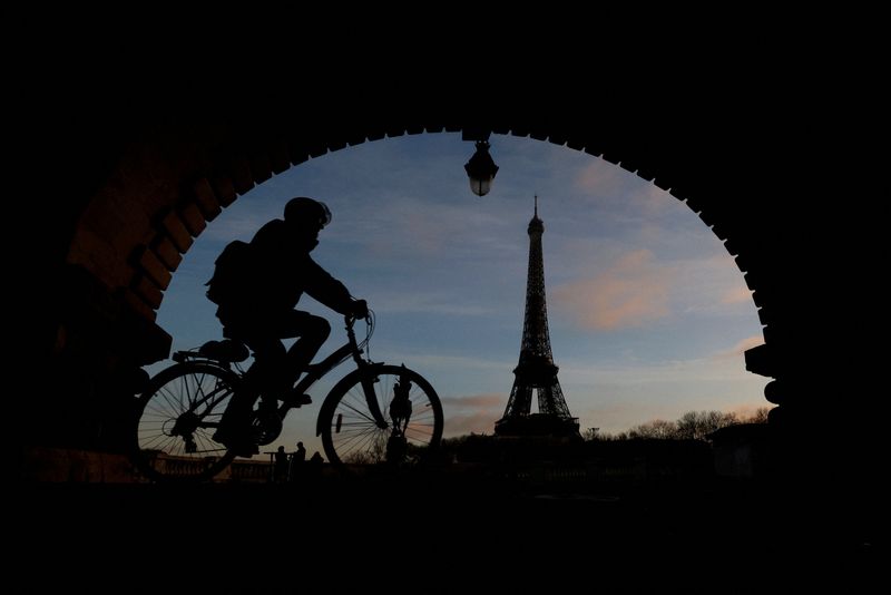 &copy; Reuters. رجل يركب دراجة في باريس بفرنسا في صورة من أرشيف رويترز.