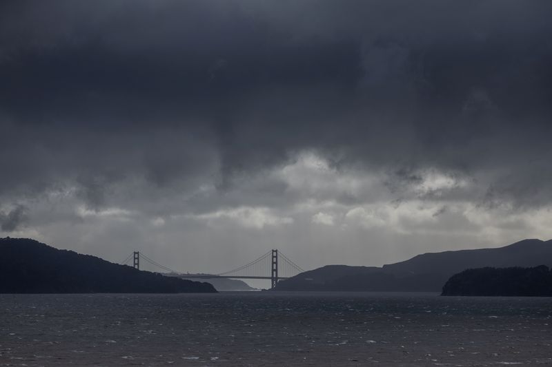 © Reuters. Darks clouds are seen over the Golden Gate bridge as a Pacific storm known as an 