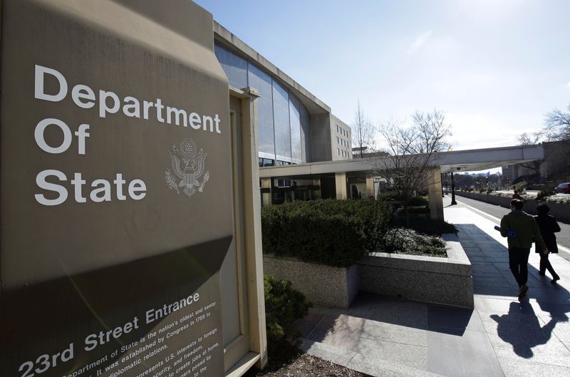 © Reuters. FILE PHOTO: People enter the State Department Building in Washington, U.S., January 26, 2017. REUTERS/Joshua Roberts/File Photo