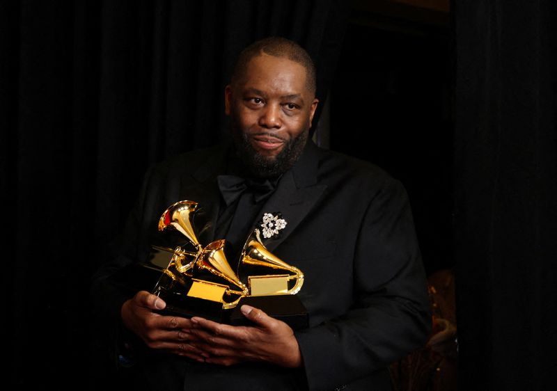 © Reuters. Killer Mike poses with the Best Rap Album award, the Best Rap Performance award and the Best Rap Song award at the 66th Annual Grammy Awards in Los Angeles, California, U.S., February 4, 2024. REUTERS/David Swanson