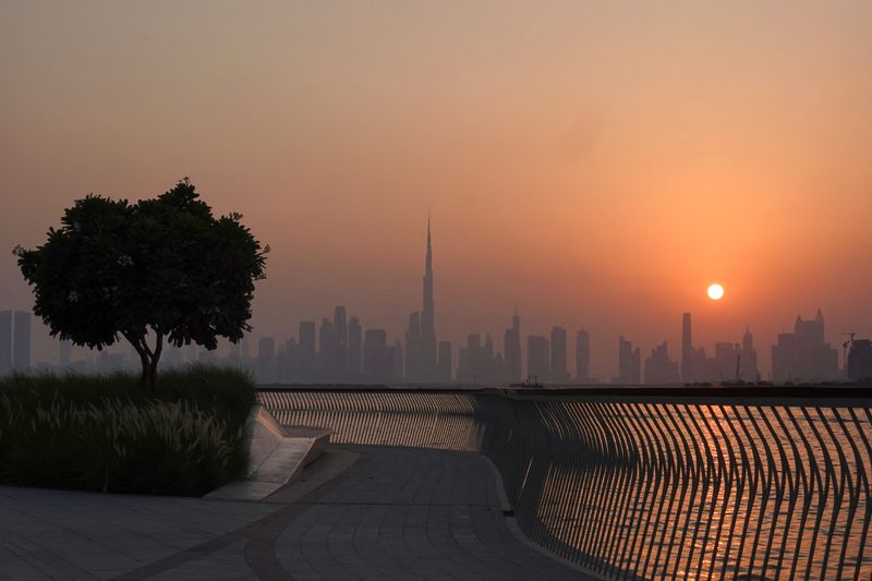 &copy; Reuters. برج خليفة يظهر في الأفق عند غروب الشمس في دبي بالإمارات العربية المتحدة في صورة التقطت في التاسع من سبتمبر أيلول 2023 . تصوير : عمرو الفقي - رويت
