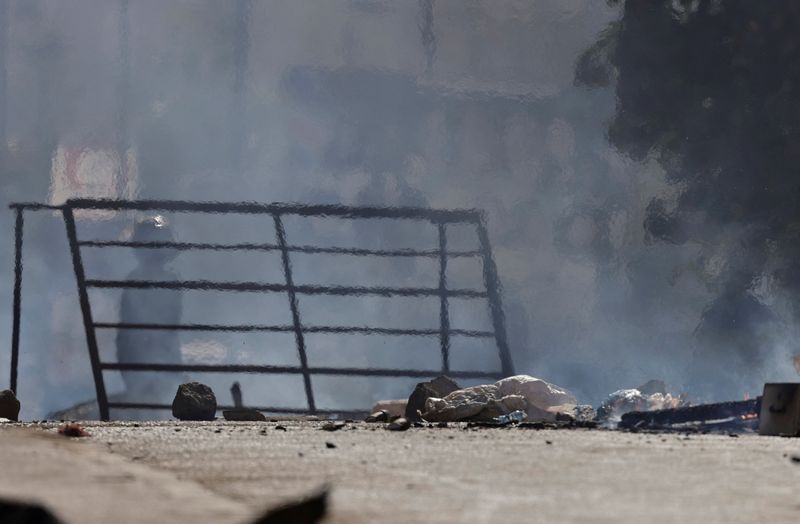 &copy; Reuters. FILE PHOTO: A riot police member stands behind a barricade as they clash with Senegalese demonstrators during a protest against the postponement of the Feb. 25 presidential election, in Dakar, Senegal February 4, 2024. REUTERS/Zohra Bensemra/File Photo