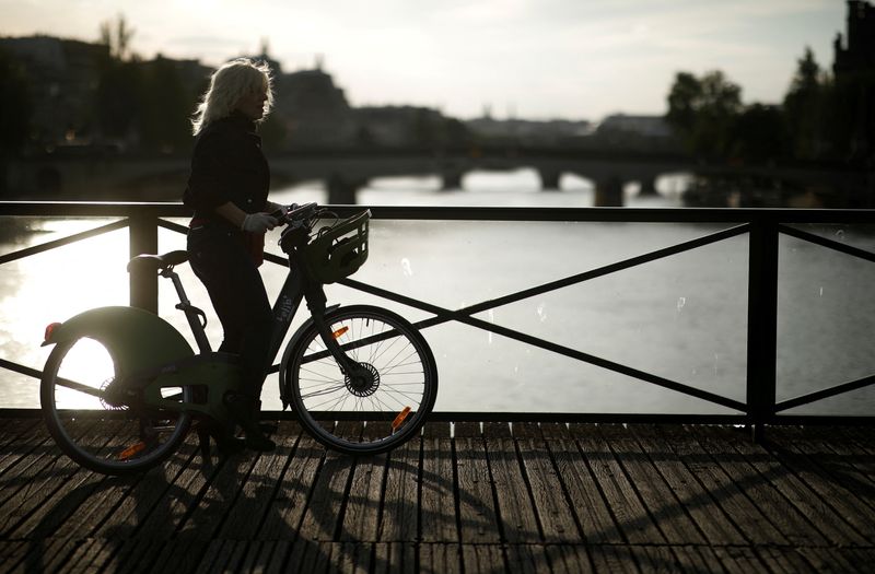 &copy; Reuters. Une femme sur le pont des Arts à Paris, France. /Photo d'archives prise le 2 mai 2020/ REUTERS/Benoit Tessier