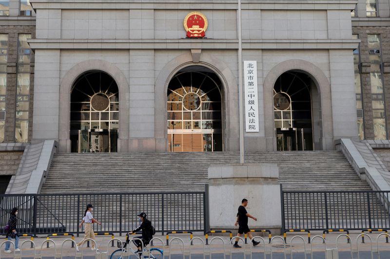 &copy; Reuters. FOTO DE ARCHIVO: Varias personas pasan por delante de una de las entradas del Tribunal Popular Intermedio nº 2 de Pekín, donde se espera que el escritor australiano Yang Hengjun sea juzgado por cargos de espionaje, en Pekín, China, el 27 de mayo de 202