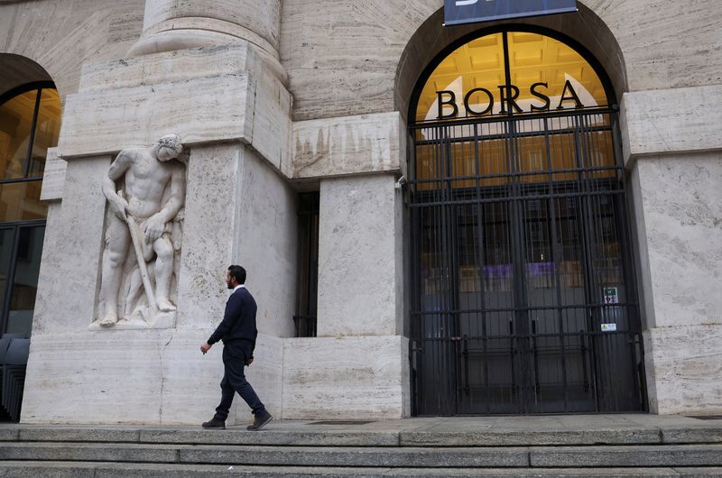 &copy; Reuters. Un uomo davanti all'ingresso della Borsa di Milano. REUTERS/Claudia Greco