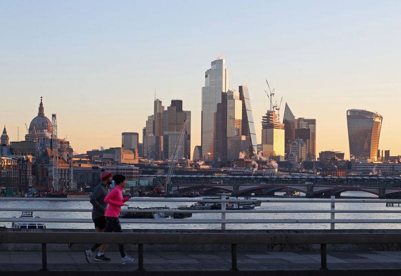 &copy; Reuters. Joggers run over Waterloo Bridge, with skyscrapers of the City of London business district seen behind, at sunrise, as cold weather continues, in London, Britain, January 19, 2024. REUTERS/Toby Melville/ File Photo